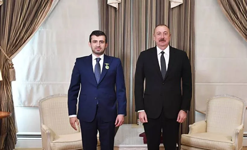 Azerbaycan lideri Aliyev'den, SİHA'ların üreticisi Bayraktar'a madalya