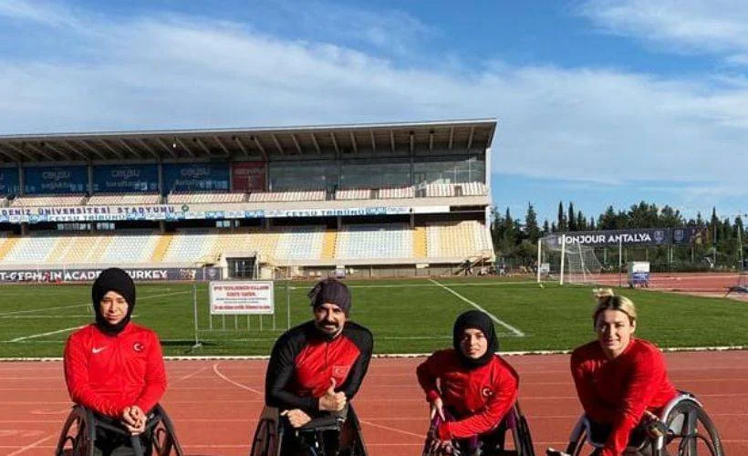 Bağcılarlı sporcular İtalya'dan madalyalarla döndü
