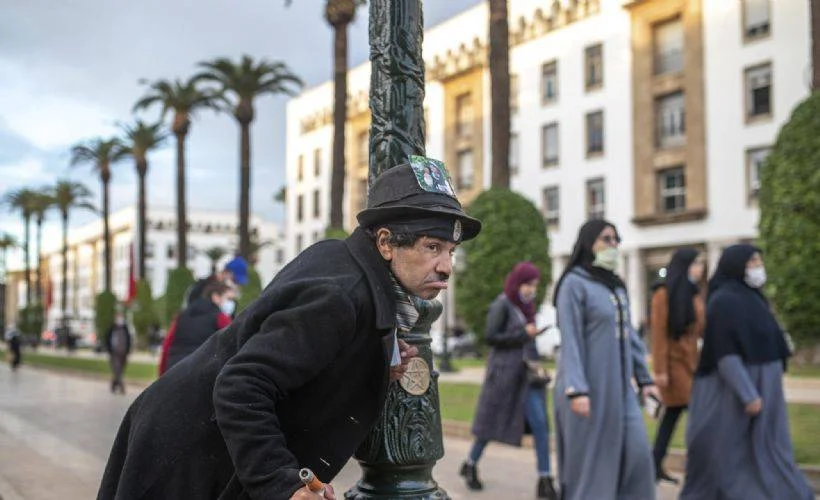 Charlie Chaplin'in 'Küçük Serseri' karakterine büründü