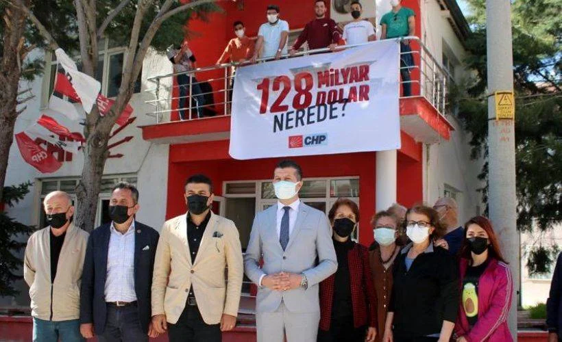 CHP'li il başkanı ile polis arasında pankart tartışması