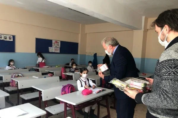 Çocuklara 'Mutluluk Dolu Ramazan' paketleri
