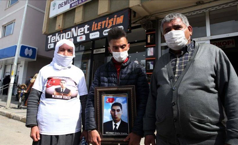 Çocukları dağa kaçırılan 2 aile, HDP binası önünde oturma eylemi yaptı