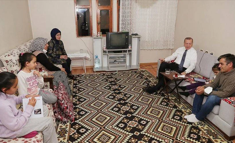 Cumhurbaşkanı Erdoğan bir vatandaşın evinde iftar yaptı