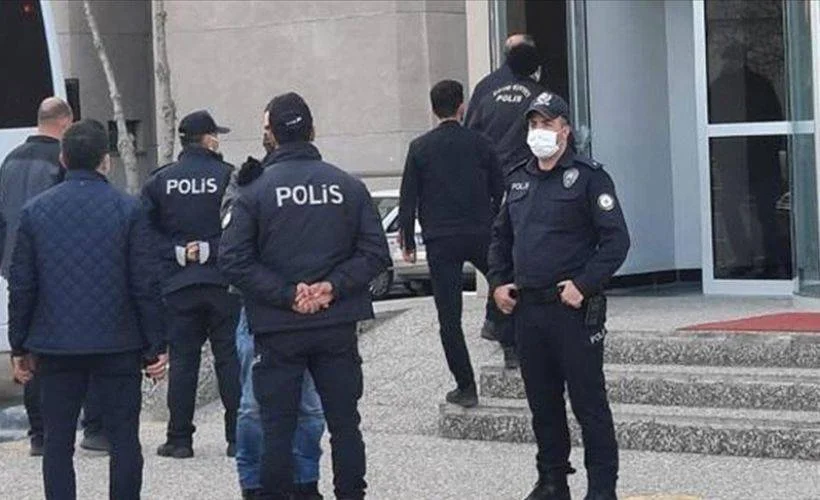 Emekli amiraller için ek gözaltı süresi alındı