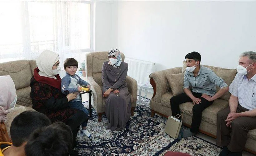 Emine Erdoğan Suriyeli bir aileyi ziyaret etti