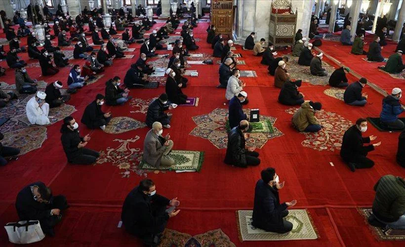 Eve en yakın camide cuma namazı kılınabilecek