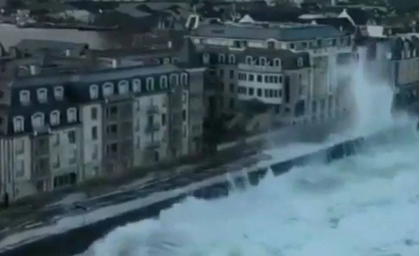 Fransa'da gelgit doyumsuz manzaralar oluşturuyor
