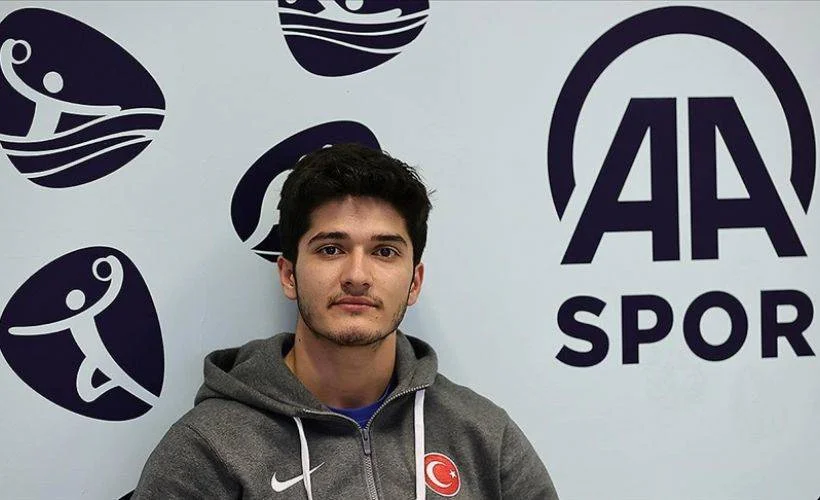 Halter şampiyonu Özbek: Nasıl askerlerimiz cephede savaş veriyorsa, biz de bu bayrak savaşını sporla veriyoruz.