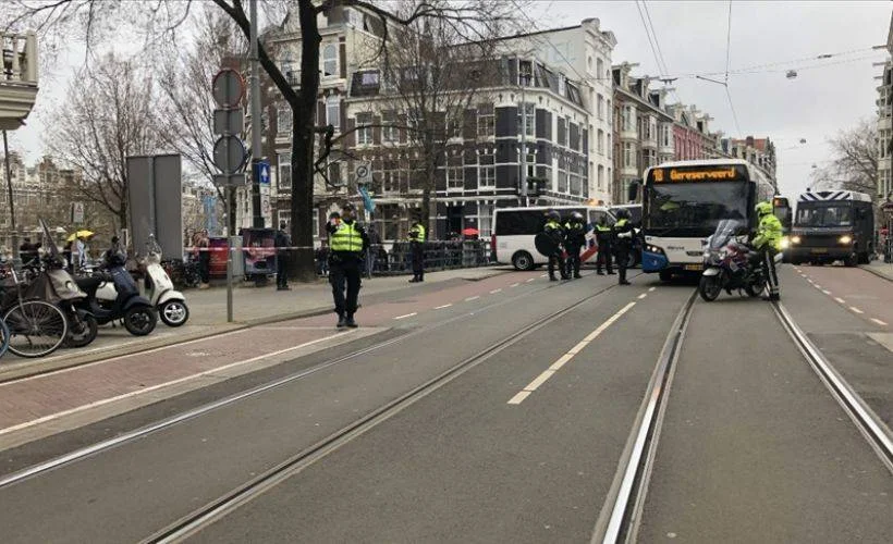 Hollanda'da hükümet 5 aşamalı Kovid-19 kısıtlamalarının gevşetilmesi planını açıkladı