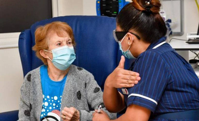 İngiltere'de aşının orucu bozacağını düşünenler için gece hizmeti