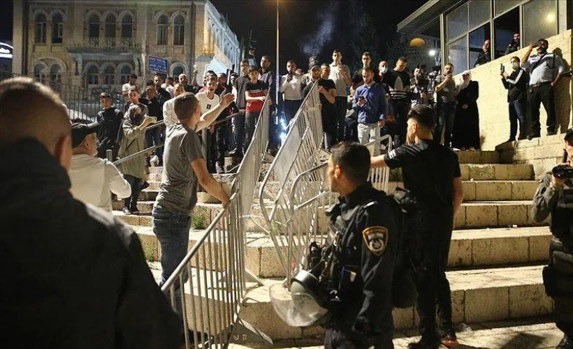 İsrail polisinin geri adım atmasıyla Filistinliler Şam Kapısı'ndaki barikatları kaldırdı