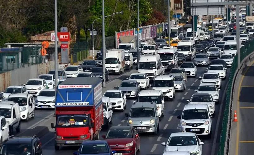 Kısıtlamanın ilk gününde trafik yoğunluğu yaşandı