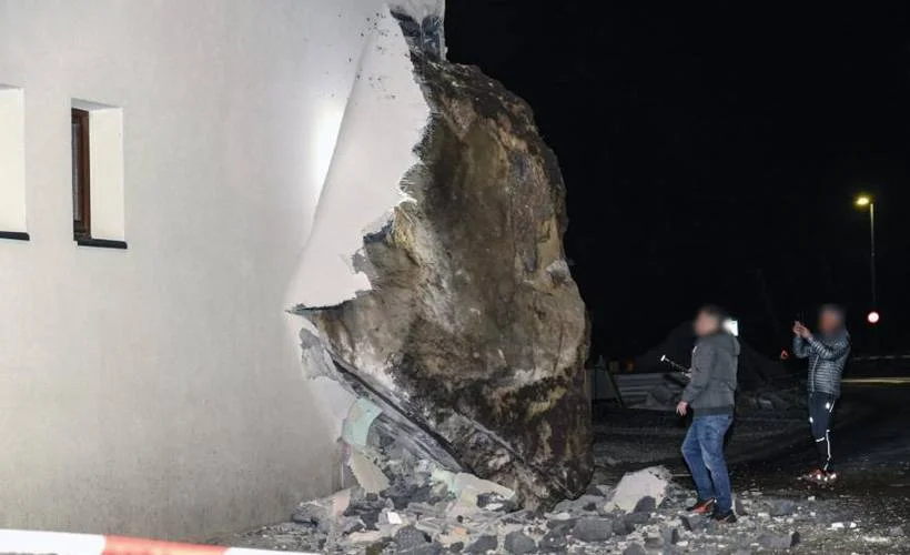 Korkutan görüntü: Avusturya'da devasa bir kaya evin içine düştü