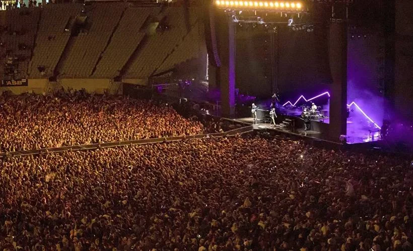 Koronavirüs tedbirlerinin kaldırıldığı ülkede 50 bin kişilik konser