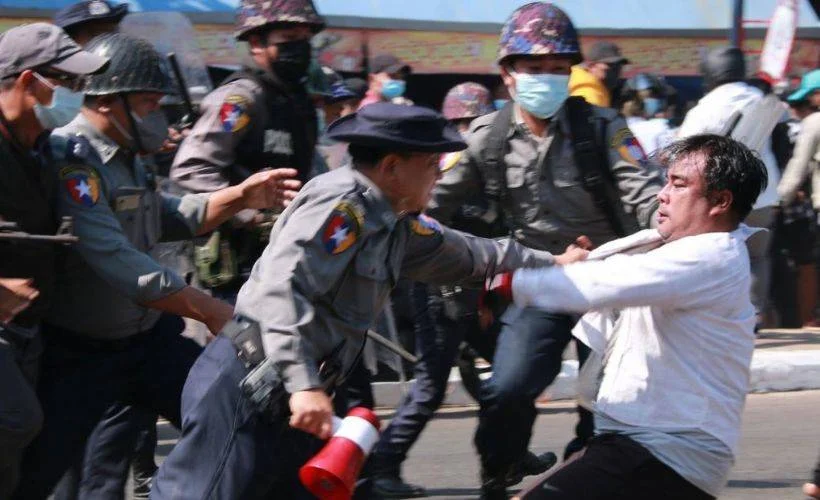 Myanmar'da 3 silahlı grup saldırıya geçti; 14 polis ölü