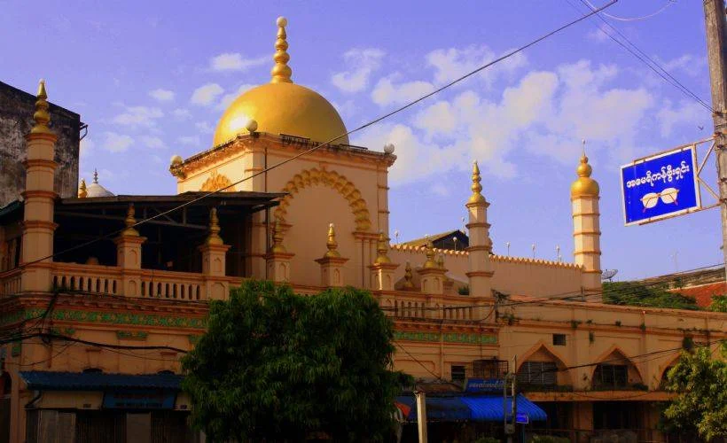 Myanmar ordusu cami basıp bağış paralarını yağmaladı