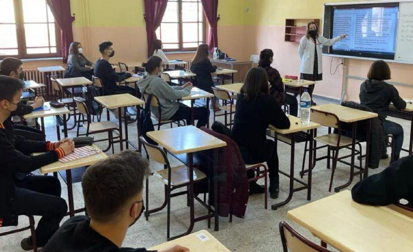 Okullarda yüz yüze eğitim ertelendi mi? Ramazanda okullar kapandı mı? 8. ve 12. sınıf okula gidecek mi?