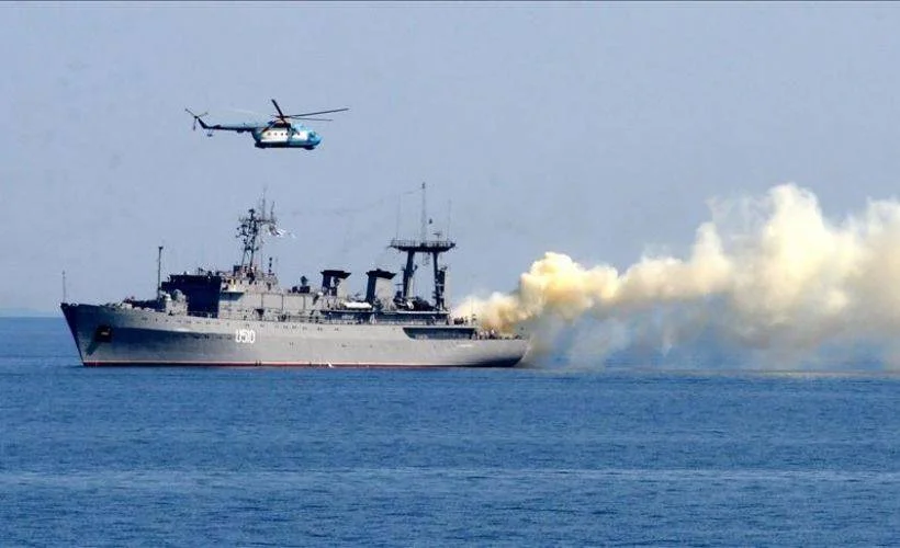 Rus savaş gemileri Karadeniz'de tatbikata başladı