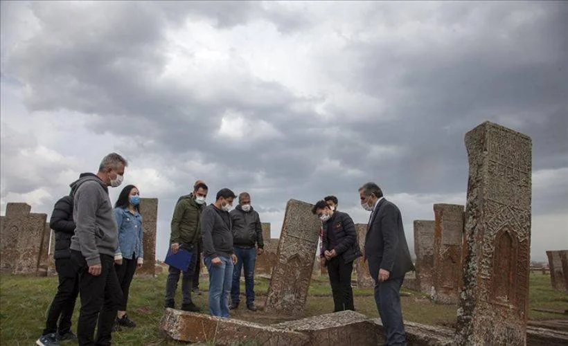 Selçuklu Mezarlığı'ndaki 100 mezar taşı daha ayağa kaldırılacak
