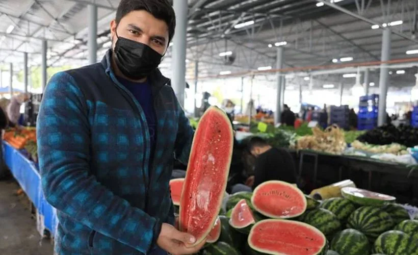 Sezonun ilk karpuzu tezgahlarda: Tanesi 80 lira