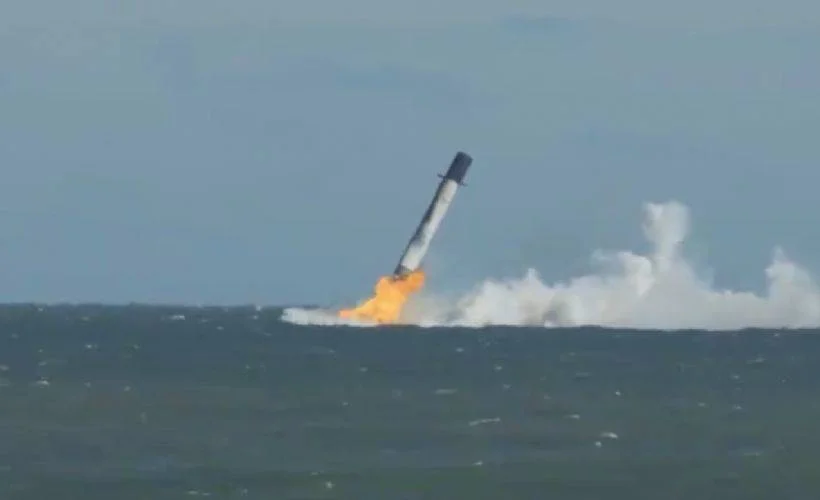 SpaceX'e ait roketin parçası tarlaya düştü