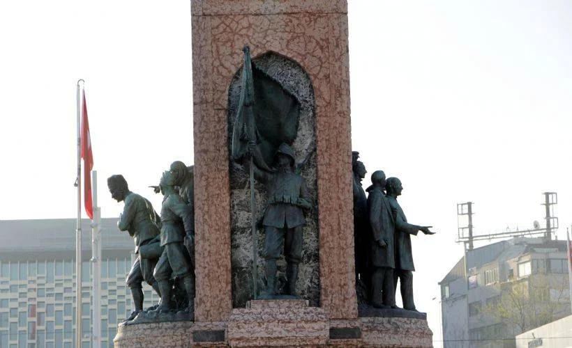 Taksim Cumhuriyet Anıtı'nda yıllardır fark edilmeyen ayrıntı