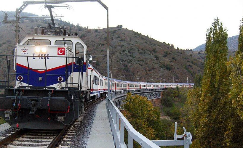 Türkiye'nin ilk yerli elektrikli lokomotifi
