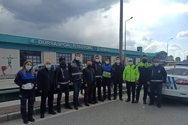 Zabıtadan polise pastalı kutlama