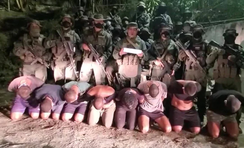 8 Venezuela askeri rehin alındı