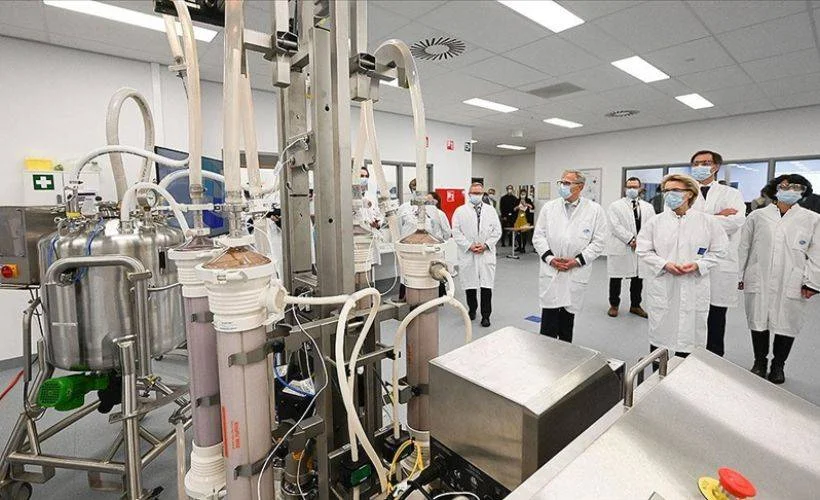 AB'den BioNTech-Pfizer ile 1,8 milyar dozluk aşı sözleşmesine onay
