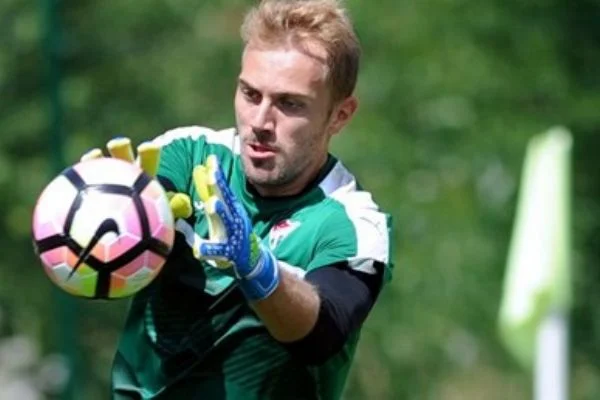 Abdullah Avcı onayladı! Mert Günok adım adım Trabzonspor'a