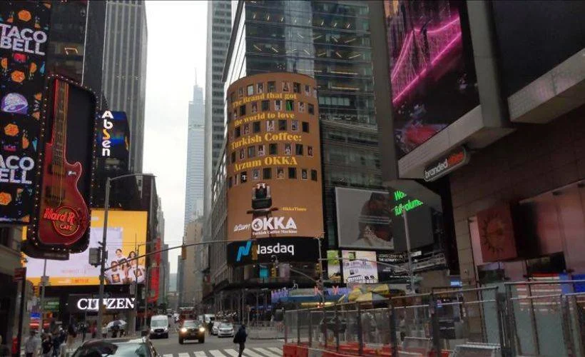 Arzum OKKA, New York'un Times Meydanı'nda