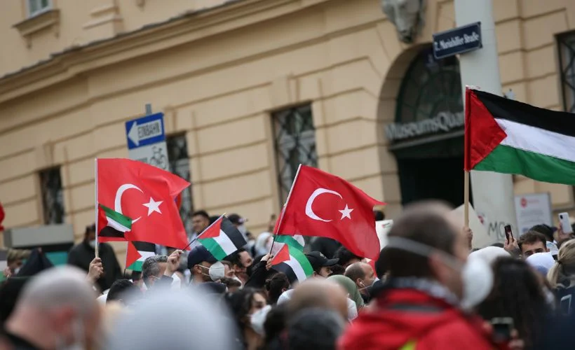 Avusturya'da Türk ve Filistin bayraklı binlerce gösterici yürüdü: 'Bugün her yer Şeyh Cerrah'