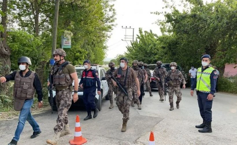 Babasını öldürüp annesini rehin aldı; 2'si asker 5 yaralı