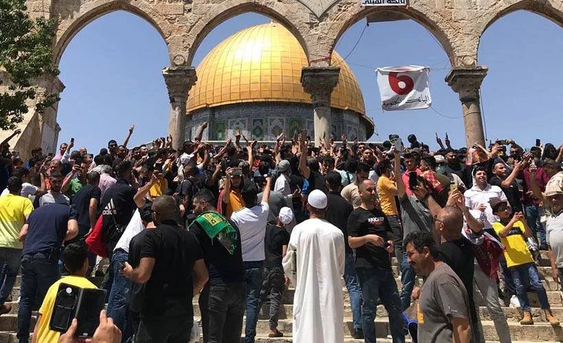 Binlerce Filistinli sabah namazı için yeniden Mescid-i Aksa'ya akın etti