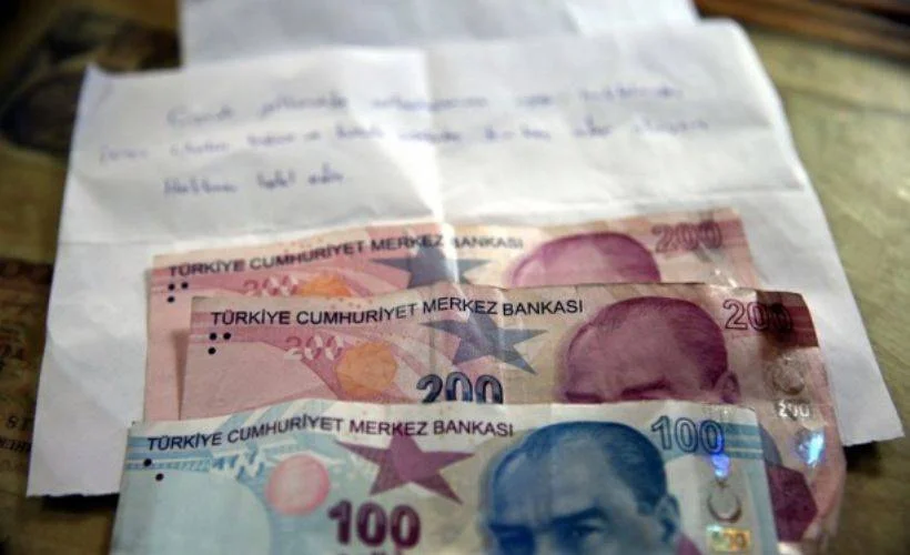Çocukken aldıklarının karşılığında bakkalın kapısına para ve özür notu bıraktı