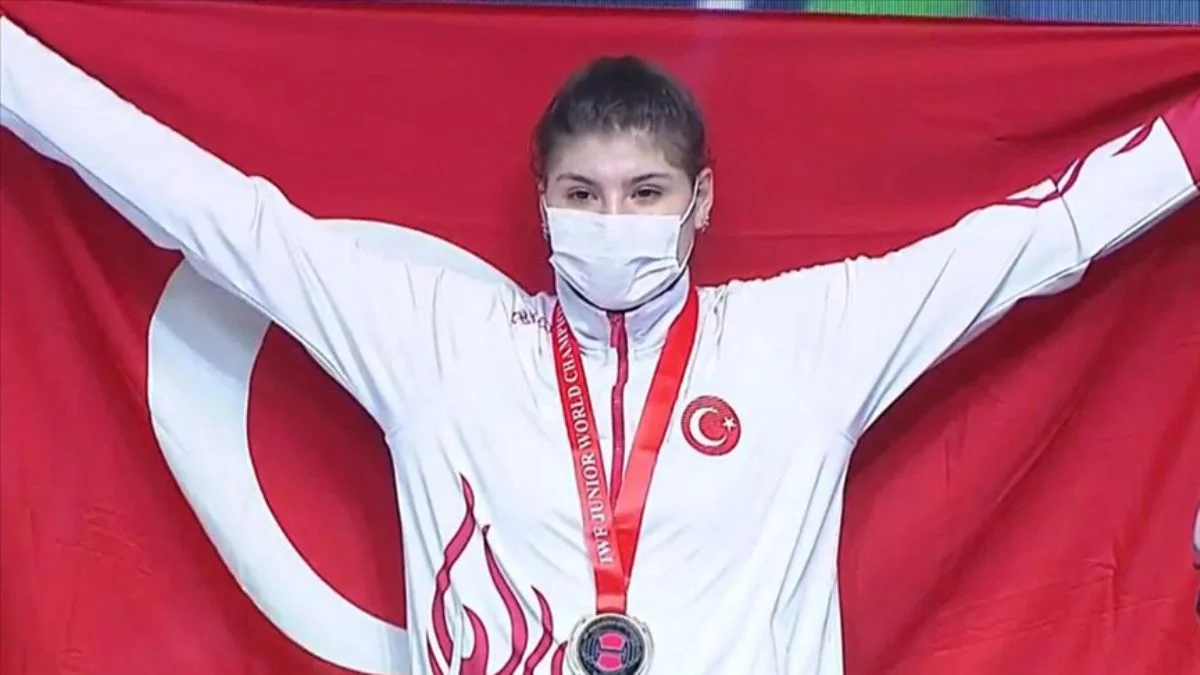 Dilara Uçan, halterde altın madalyayı 'kopardı'!