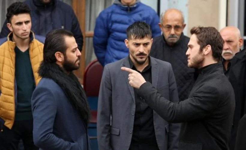 Dizilerdeki maske-mesafe muaflığına tepki