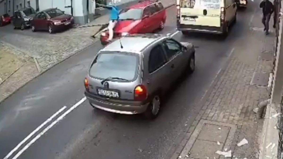 Dükkanın camlarını kırıp kaçarken araba çarptı
