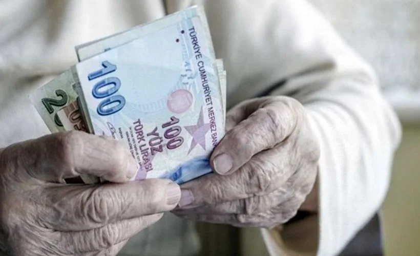 Emekli olduktan sonra çalışmaya devam edince maaş kesilir mi?
