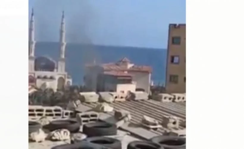 Gazze'nin batısında cami yakınına roket düştü