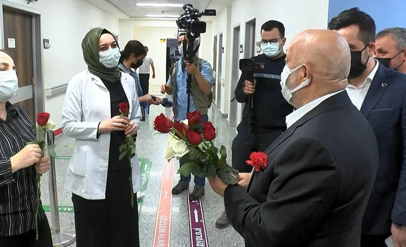 HAK-İŞ Genel Başkanı'ndan sağlık çalışanlarına karanfil