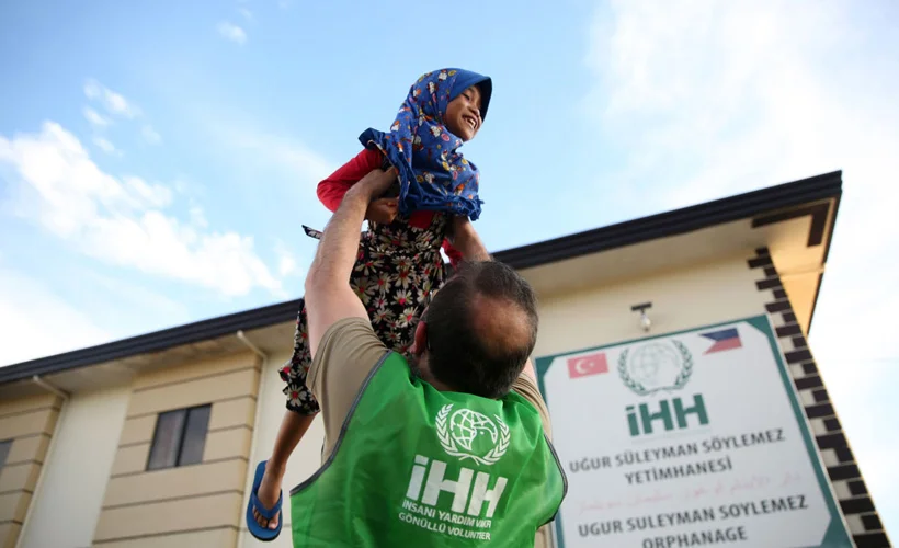 İHH, yardımlarıyla yetimlerin içini ısıtıyor