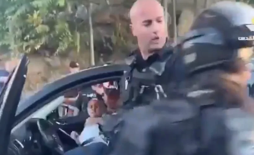 İsrail askerleri Filistinli bir kadını çocuklarının yanında yumrukladı