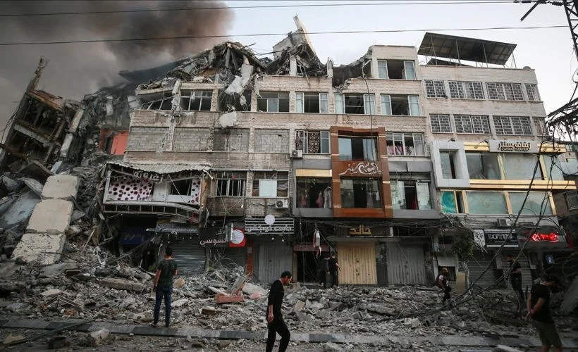 İsrail, Gazze'de sivillerin ikamet ettiği dairelerin ve ticari ofislerin bulunduğu 14 katlı binayı vurdu
