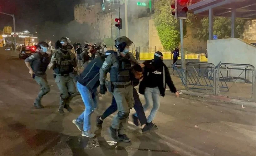 İsrail polisi, Mescid-i Aksa'da Filistinli gençlere saldırdı