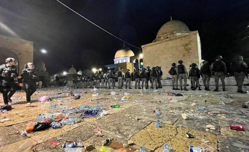 İsrail polisinden Mescid-i Aksa'da cemaate saldırı