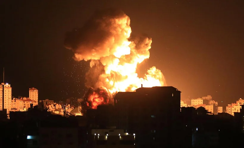 İsrail savaş uçaklarından Gazze'ye yoğun bombardıman