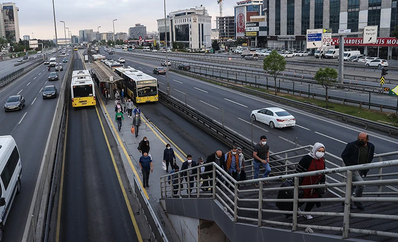 İstanbul'da kademeli normalleşme başladı; trafik yoğun