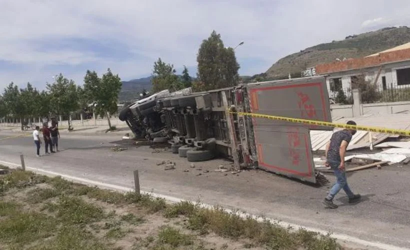 İzmir'de devrilen tırın altında kalan 2 kişi hayatını kaybetti